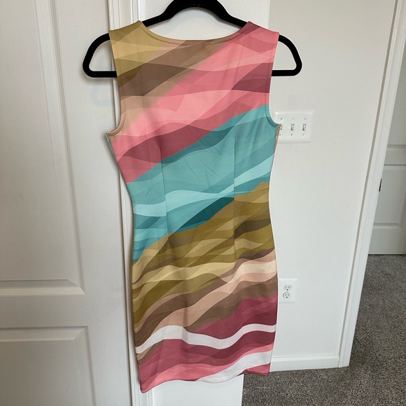 VENUS Colorful Wave Pattern Mini Dress - Picture 3 of 3